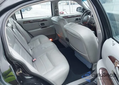 2002 Lincoln Town Car Signature z USA, uszkodzony, nr VIN 1LNHM82W52Y609057